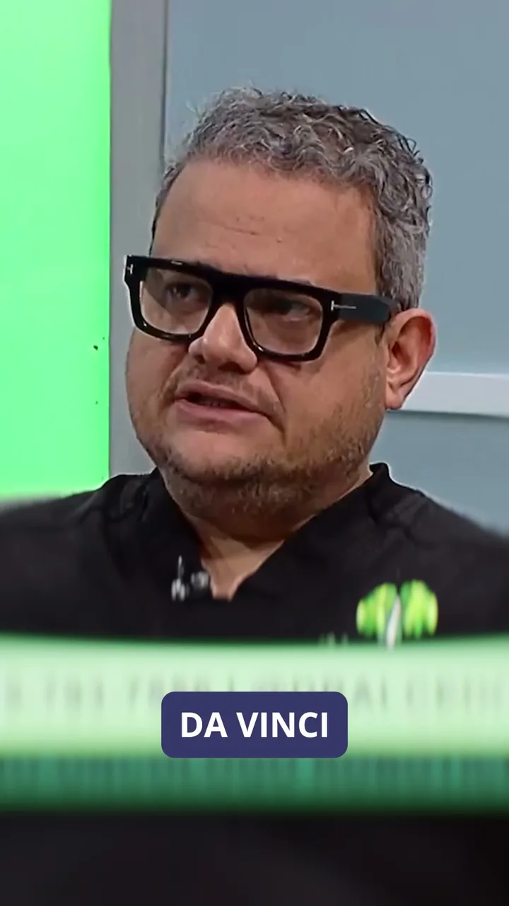 Fotograma de una entrevista del Dr. Alcedo Fernandez sobre cirugia robotica
