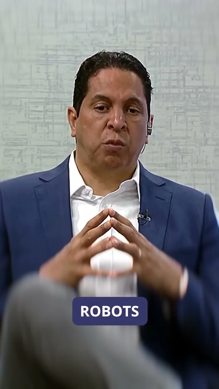 Fotograma de una pieza del Dr. Alcedo Fernandez sobre robots quirurgicos